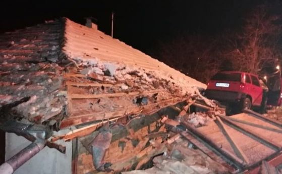 18-годишен шофьор приземи колата си върху покрив на къща