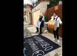 Протест пред дома на Борисов скандира: Достойна присъда! (видео)