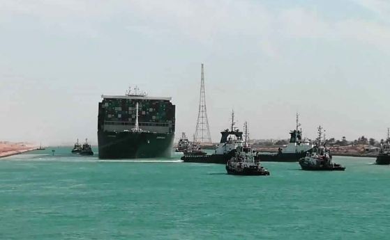 Първите 140 кораба минаха през отпушения Суецки канал