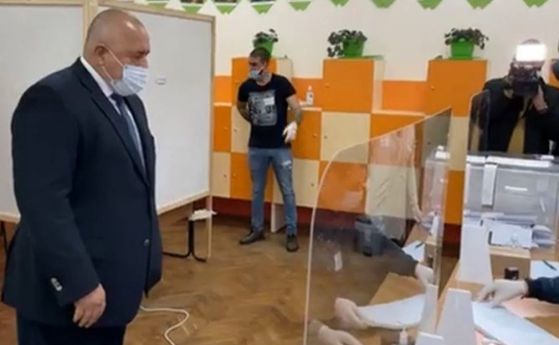 Борисов гласува с хартиена бюлетина, обвини Радев за датата на вота и отиде в манастир