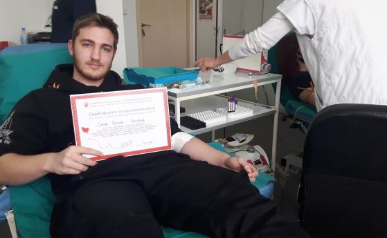 Абитуриенти от Бургас отпразнуваха завършването си с кръводаряване