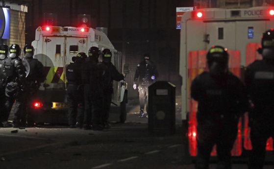 Още 14 полицая ранени в поредната нощ на сблъсъци в Северна Ирландия