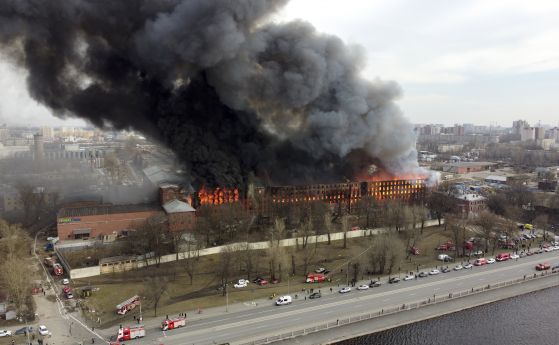 Огромен пожар изпепели историческа сграда в Санкт Петербург, един пожарникар е загинал