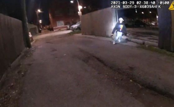 Полицията в Чикаго пусна видео как полицай застрелва 13-годишно момче