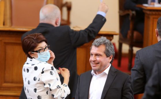 След смешки и клетви парламентът задължи Борисов да се яви пред депутатите