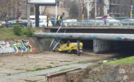 Кола се обърна по таван в коритото на Владайската река в София