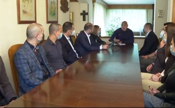 Борисов събра Фандъкова и екипа ѝ на оперативка в дома си