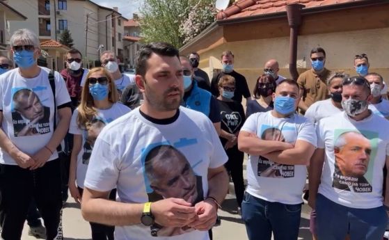 Активисти на ГЕРБ се събраха пред дома на Борисов, за да го пазят от демонстранти (видео)