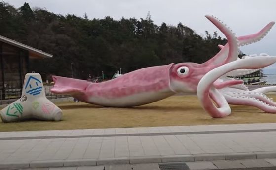 В Япония построиха статуя на калмар с парите за справяне с пандемията