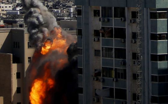 Израел бомбардира 12-етажна сграда, в която се помещават АП и Ал джазира (обновена)