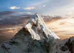 Китай отмени експедициите на Еверест заради индийския вариант на COVID-19