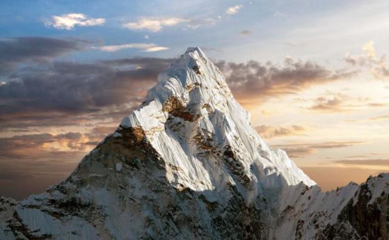 Китай отмени експедициите на Еверест заради индийския вариант на COVID-19
