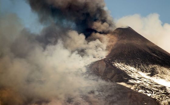 В Италия изригнаха два вулкана - Етна и Стромболи