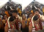 Малката булка: Индийци се ожениха в самолет, за да избегнат COVID рестрикциите
