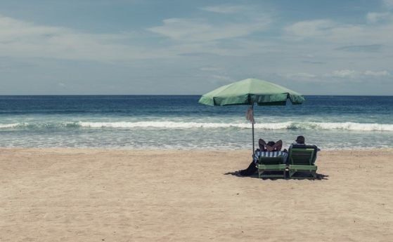 Правителството предлага чадърите на плажа да са безплатни или на половин цена