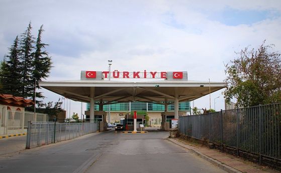 Ваксинираните българи вече ще влизат в Турция без PCR и карантина