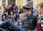 Беларус: забраниха на гражданите да напускат страната; в съда опозиционер се намушка с химикалка в гърлото