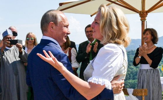 Танцуващата с Путин австрийска министърка стана шеф в Роснефт