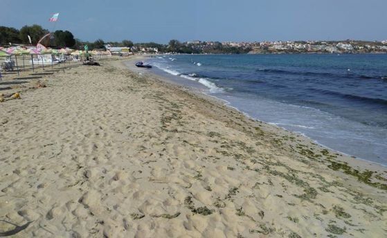 Багер копае на плаж Смокиня