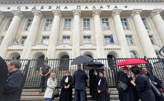 Адвокати излязоха на мълчалив протест пред Съдебната палата