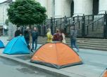 Палатки пред Съдебната палата: Протестиращи не искат Гешев повече да я скверни