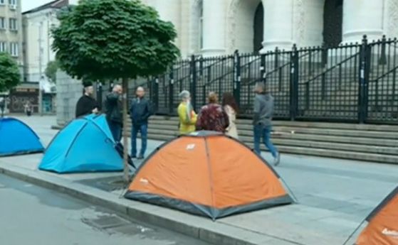 Палатки пред Съдебната палата: Протестиращи не искат Гешев повече да я скверни