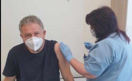 И министър Кацаров се ваксинира