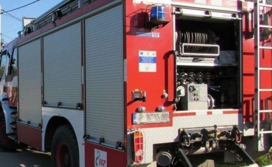 10 пожарникари гасят гуми, запалени от деца в Бургас