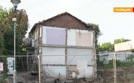 Евакуация в Пловдив: къща се напука и наклони заради строителни работи в съседство