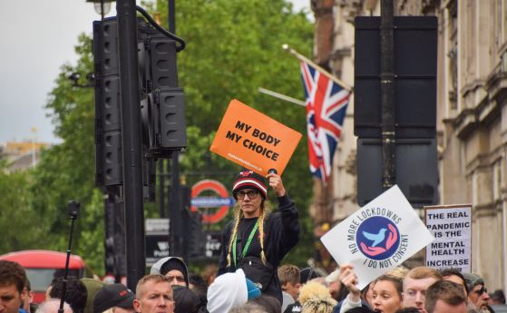 Протест срещу COVID мерките в Лондон завърши с ранени и арести