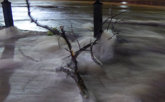 Наводнения нанесоха щети щети във Велико Търново и Котел (видео)