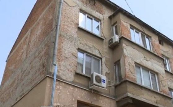 Откъртена мазилка в центъра на София за малко не затисна бременна и малкото й дете