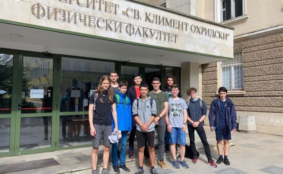 Два златни и три бронзови медала за български ученици от Европейската олимпиада по физика