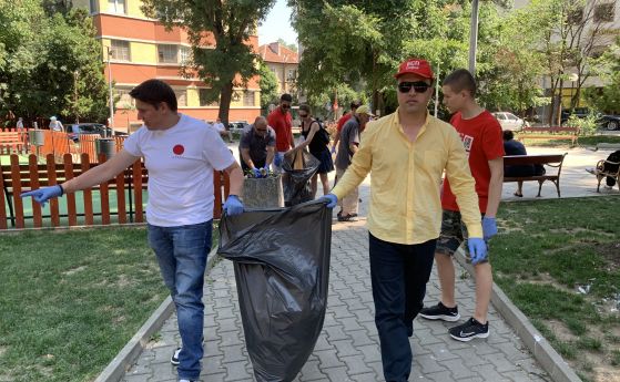 Кандидати за депутати от БСП-София изчистиха градинка