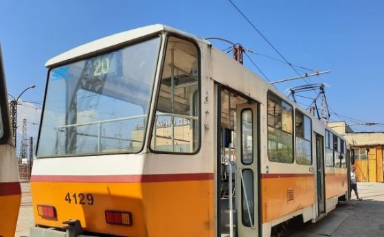 Трамвай удари кола при забранен обратен завой