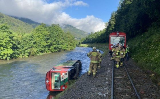 Влак дерайлира в Австрия, ранени са 17 ученици
