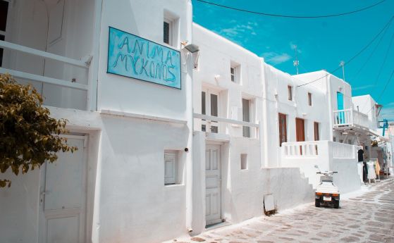 Миконос посреща туристите без музика и с вечерен час
