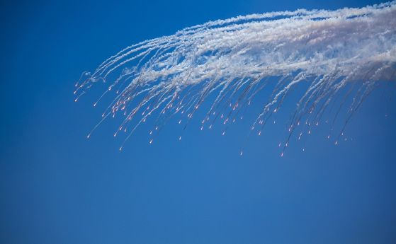 Израел отговори с артилерийски огън срещу две ракети, изстреляни от Ливан