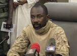 Нападнаха с нож президента на Мали по време на молитва