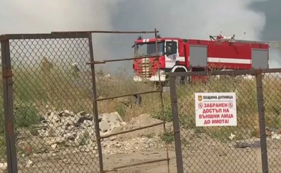 Пламъците над Твърдица още бушуват, горят 500 дка борова гора