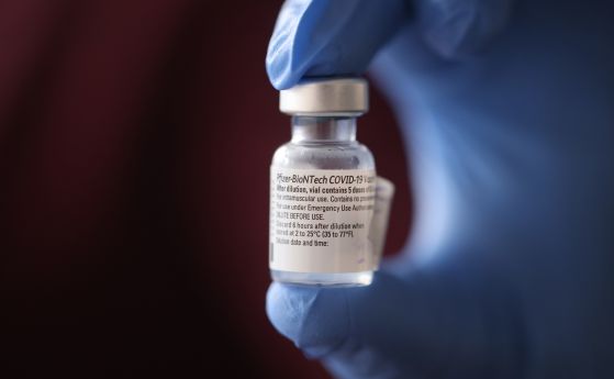 COVID ваксината изстреля печалбите на Pfizer към върха