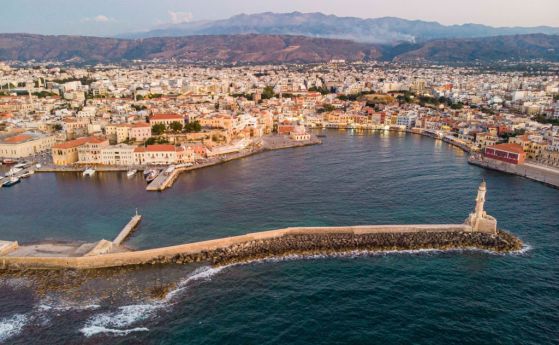 Столетница се ваксинира срещу коронавирус на остров Крит