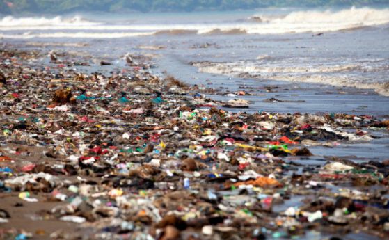 Извадиха над 30 чувала с отпадъци от морето край Бургас
