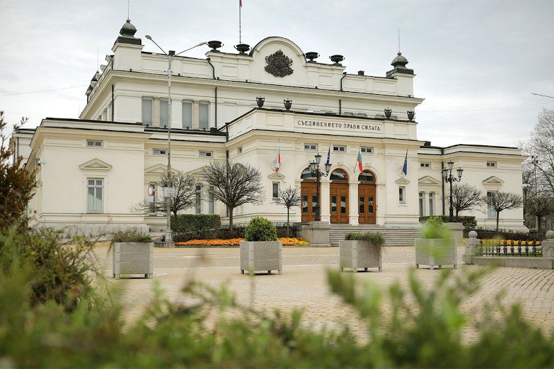 Голямото слушане в парламента продължава, правят още временни комисии