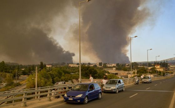 Хиляди напускат домовете си край Атина заради пожари и ''най-тежката топлинна вълна от 30 години насам''