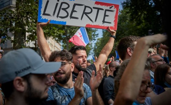 Продължават протестите във Франция срещу задължителния здравен пропуск, стигна се и до сблъсъци с полицията (обновена)