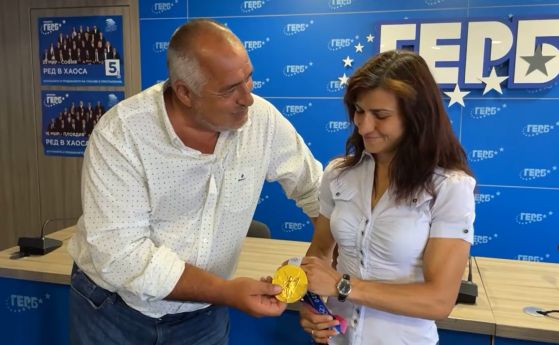 Шампионката Стойка Кръстева отиде при Борисов, той гали златния медал