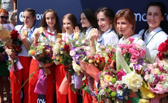 България посрещна емоционално златните си момичета (снимки)
