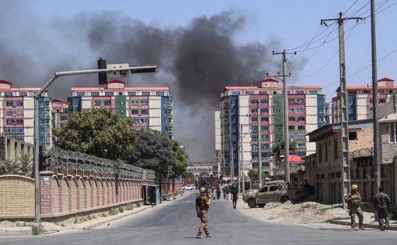 На талази, от всички страни: Талибаните влизат в Кабул