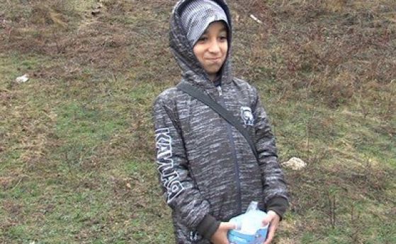 11-годишно сирийче дарява спестяванията си, за да помогне на хората опожареното село Кръстава